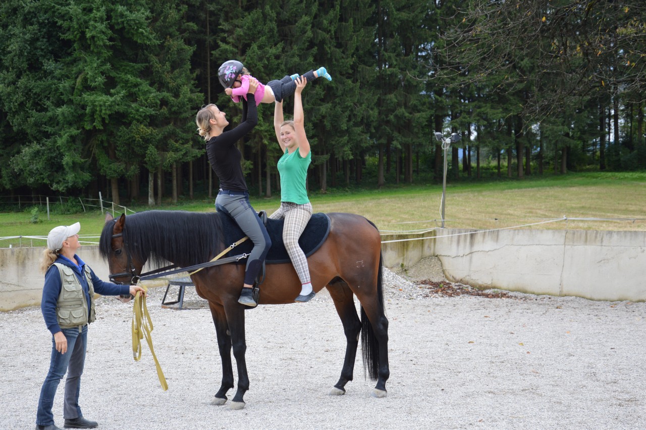 BAZILEVS beim Voltigieren